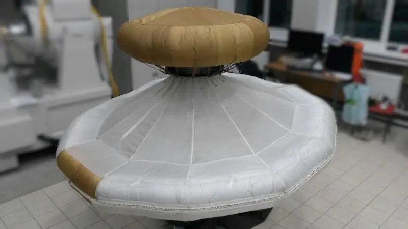 Lander con dispositivi di frenatura aerodinamica flessibili