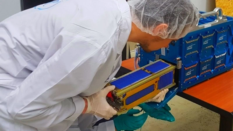 installing a cubesat 3u satellite into the deployer